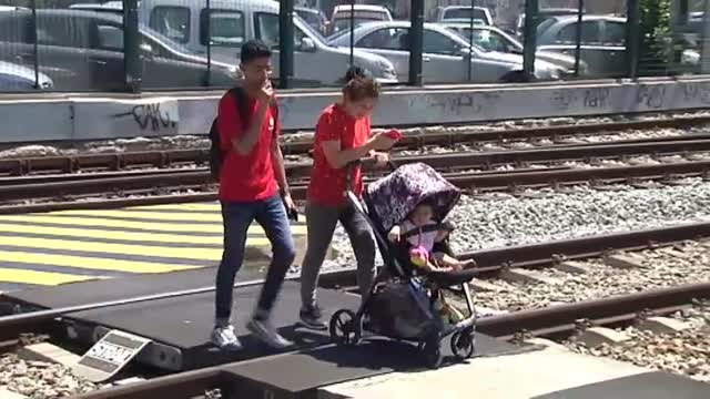 Un día después de la muerte de un joven arrollado por un tren, vecinos siguen cruzando por el mismo paso prohibido en Mollet