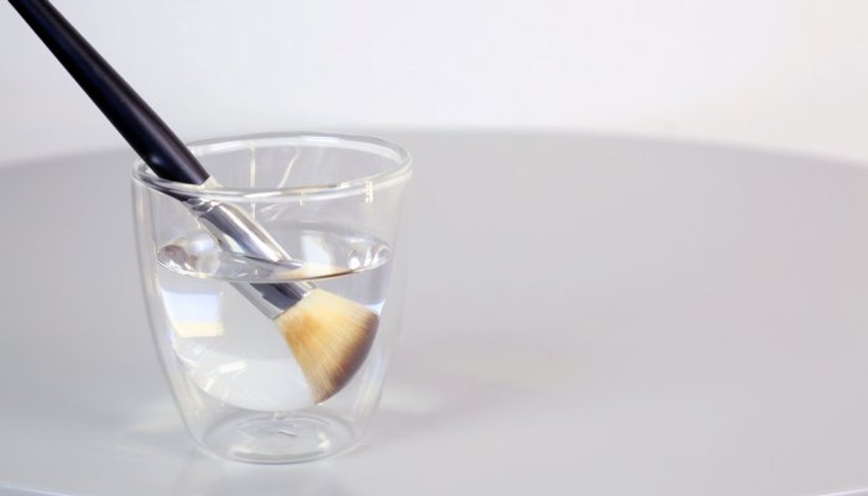 6 طرق غير اعتيادية لتنظيف مختلف أنواع مستحضرات المكياج
