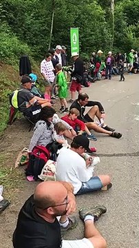 Dans la dernière épingle avant le sommet du col des croix , encore quelques minutes d’attente avant le passage très attendu des coureurs