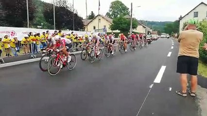 Les premiers cyclistes viennent de passer à Fresse-sur-Moselle