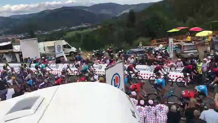 Passage du peloton avec plus de 7 minutes de retard sur l’échappée au sommet du Col des Croix
