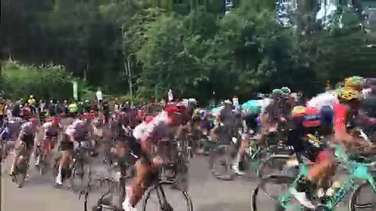 Le peloton arrive à la dernière épingle avant d’atteindre le sommet du col des croix