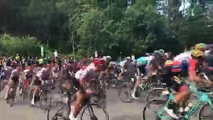 Le peloton arrive à la dernière épingle avant d’atteindre le sommet du col des croix