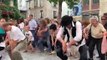 200 personnes rejouent la scène de danse de Rabbi  Jacob en plein Paris