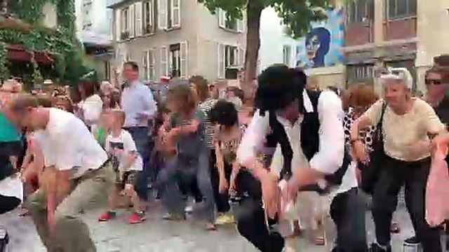 200 personnes rejouent la scène de danse de Rabbi Jacob en plein Paris