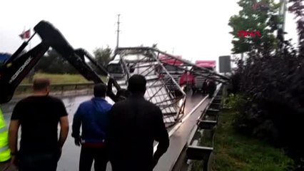 Çorum'da fırtına çatıları uçurdu, yön tabelalarını devirdi