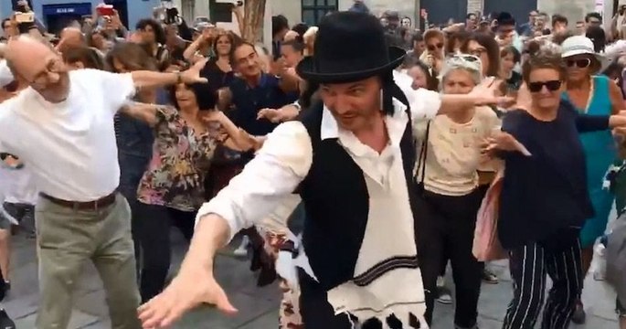 La célèbre danse de Rabbi Jacob rejouée le temps d'un flashmob à Paris