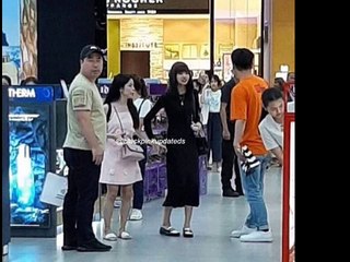 Look who held hand with blackpink lisa 190711