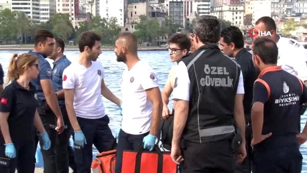 Haliç'te denize atlayan genç kızı peşinden atlayarak kurtardı