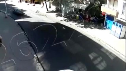 Otomobilin çarptığı genç metrelerce havaya uçup yere böyle çakıldı: 1 ölü