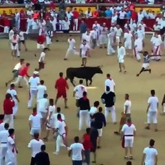 Le footballer US Josh Norman saute par-dessus un taureau à  Pampelune