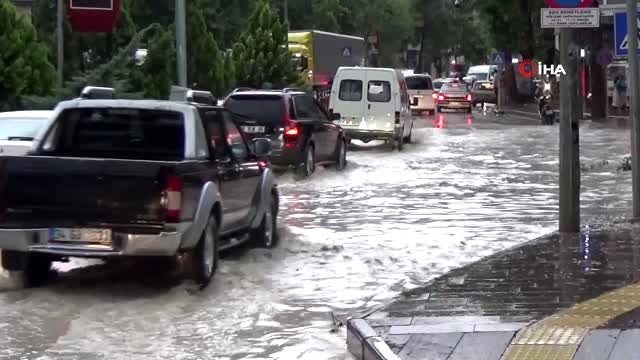 Amasya'da 15 dakikalık yağış ve fırtına sonrası evlerin çatısı uçtu, ağaçlar yıkıldı, yollar göle...