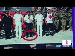 Funcionario se presenta en un acto oficial con zapatos diferentes | Noticias con Yuriria Sierra