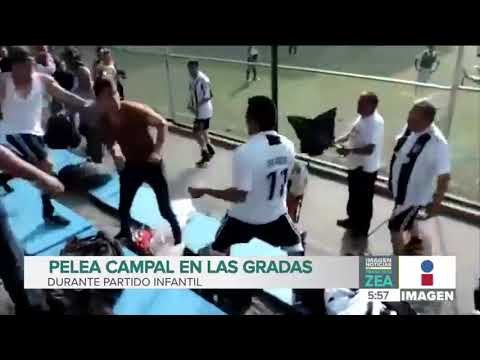 Dos hombres inician una pelea campal en las gradas de una cancha de fútbol | Noticias con Paco Zea