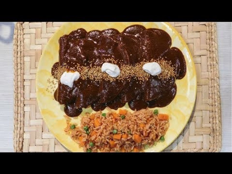 La chef Ingrid Ramos nos prepara enmoladas rellenas de hongos | Sale el Sol