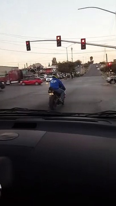 Ce motard va regretter sa petite démo au feu rouge