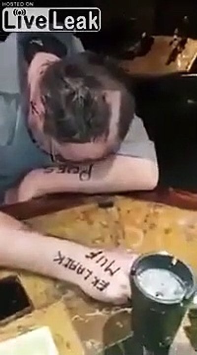 Il se fait raser la tête par ses potes ivres alors qu'il dort