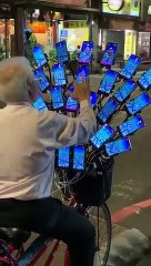 Il ne serait pas un peu accroc à Pokemon Go lui...