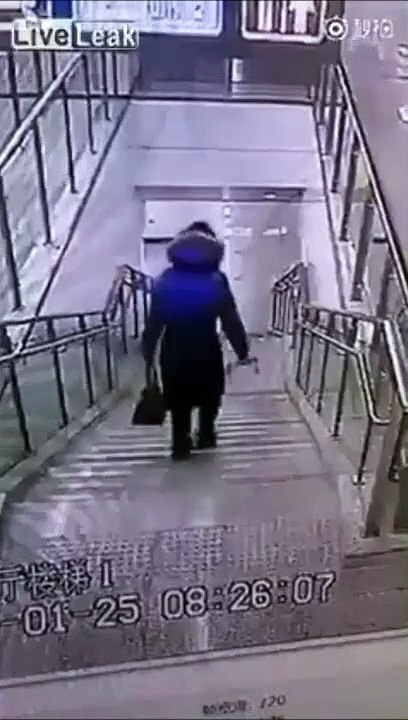 La belle gamelle dans les escaliers du métro. Douloureux