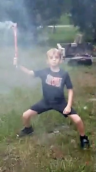 Ne jamais laisser son fils jouer avec un feu d'artifice. C'est dangereux