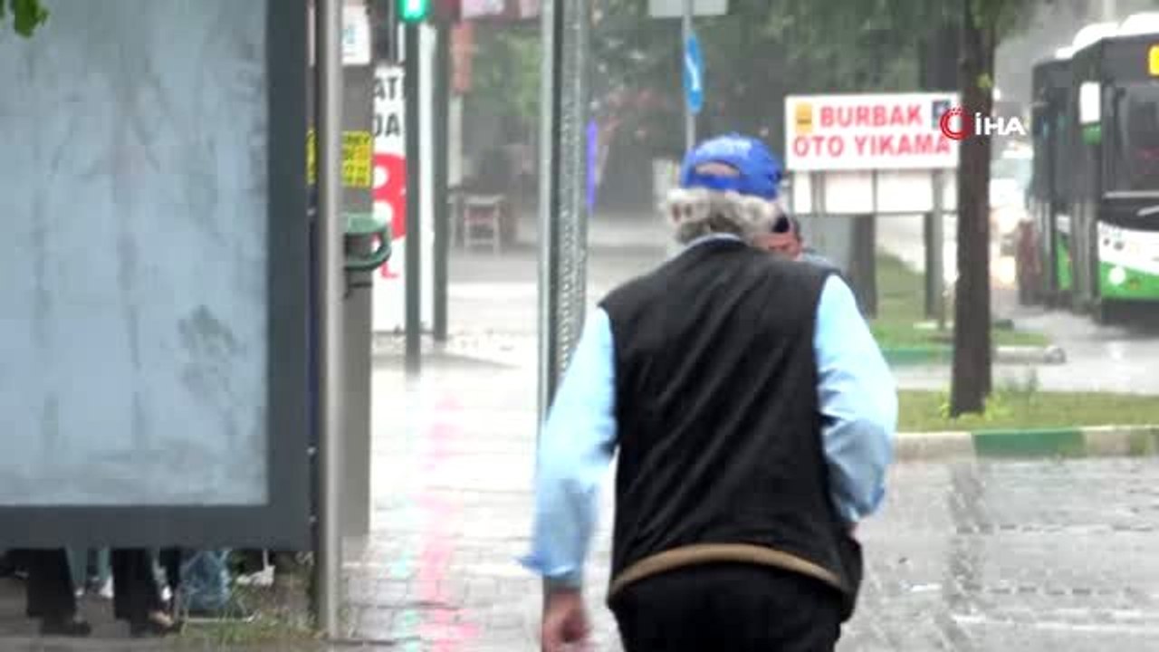 Bursa'da sağanak yağış altında engelli vatandaşın zor anları