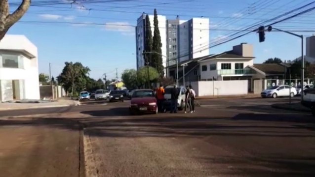 Fox e Palio colidem em cruzamento no Bairro Neva
