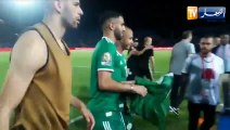 Célébration des joueurs algériens avec les supporters