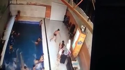 لحظة مصرع طفل صعقا بالكهرباء بحمام سباحة شعبى فى المرج