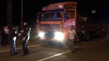 Kars'ta freni boşalan tır güçlükle durdurulabildi