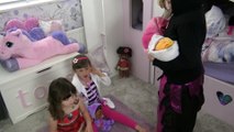 Moana Disney - Fazendo um Teatro - Malévola rouba o bebê da Doutora Brinquedos com Sophia, Isabella e Alice