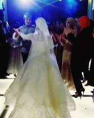 احلى رقص عروسة مع اصحابها