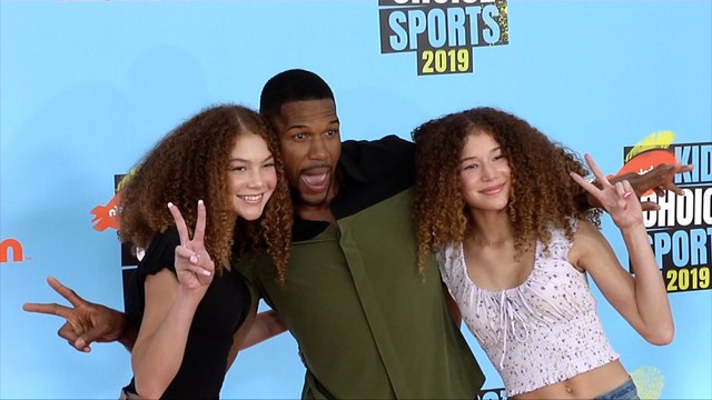 Michael Strahan with Isabella and Sophia Strahan Kids' Choice Sports 2019 Orange Carpet