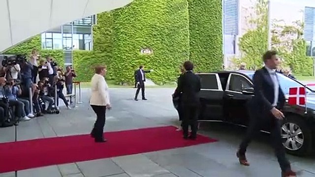 Merkel se sienta durante acto oficial tras crisis de temblores