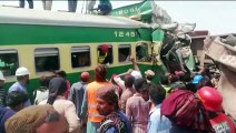 11 قتيلا على الأقل في حادث تصادم قطارين في وسط باكستان