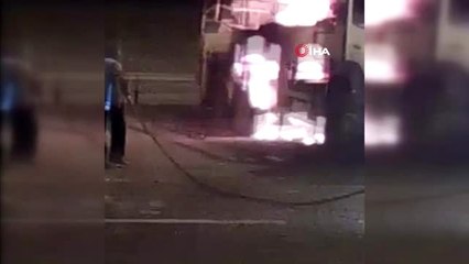 Alevlere teslim olan kamyonu itfaiye ekipleri böyle söndürdü