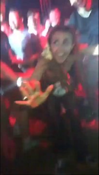 Danse : il laisse tomber sa copine de ses épaules en dansant !