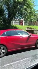 Footing.. en hula hoop ! Il court avec un cerceau autour de la taille