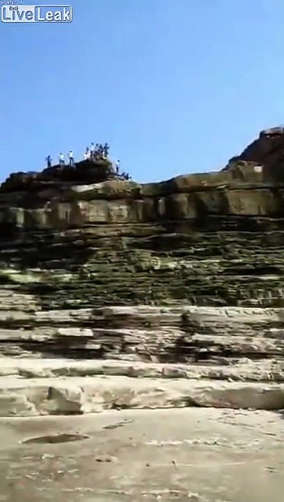Rivière asséchée : Ah non l'eau arrive ! Ces touristes sont surpris par une cascade !