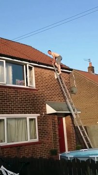 Saut du toit dans la piscine : il fait un plat monstrueux !