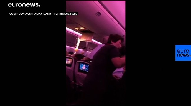 Αναγκαστική προσγειώση αεροσκάφους μετά από αναταράξεις – Δεκάδες τραυματίες - BINTEO