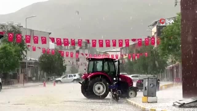 Ardahan'da dolu...Fındık büyüklüğündeki dolu tarım arazilerine ve araçlarda hasara neden oldu