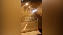 RTV Ora - Goma e makinës rrokulliset nëpër tunelin e Kalimashit dhe shpërthen si bombë
