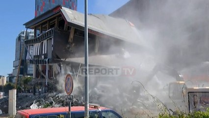 Report TV - Momenti kur shembet krejtësisht godina prej xhami para 'Arena Kombëtare'