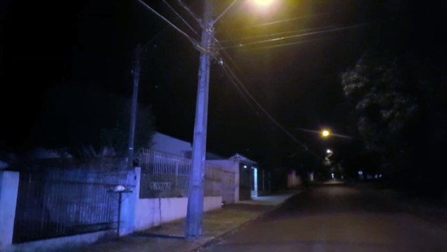 Fio solto em poste põe risco aos motoristas no Bairro Guarujá