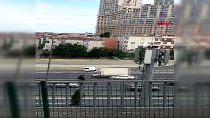 İSTANBUL- SULTANGAZİ'DE TERS YÖNE GİREREK KAZAYA DAVETİYE ÇIKARAN SÜRÜCÜLER KAMERADA