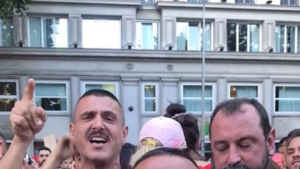Miquel graba desde su móvil a un manifestante que les increpa: "CiudaVox".