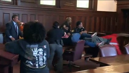 Dos hermanos se abalanzan en pleno juicio contra el acusado de matar a su madre