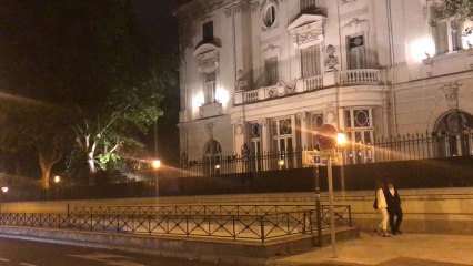 Un vecino graba una de las fiestas de la embajada italiana desde fuera.