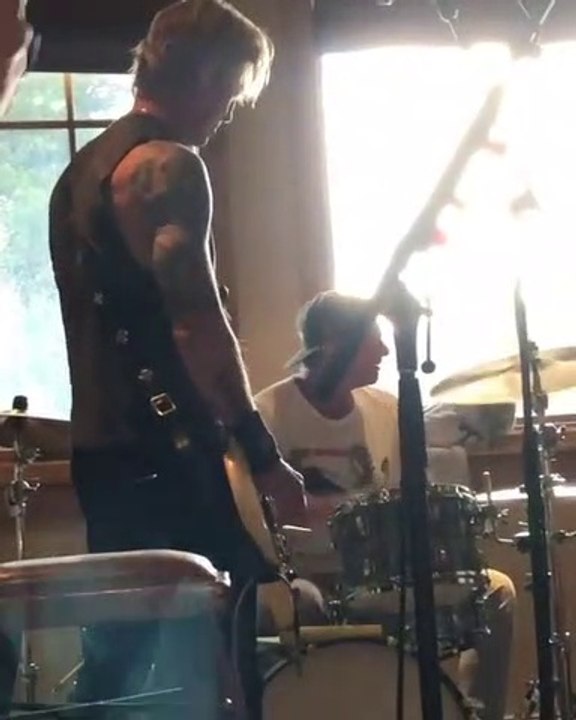 Red Hot Chili Peppers, Guns & Roses, Pearl Jam y Foo Fighters versionan a Queen