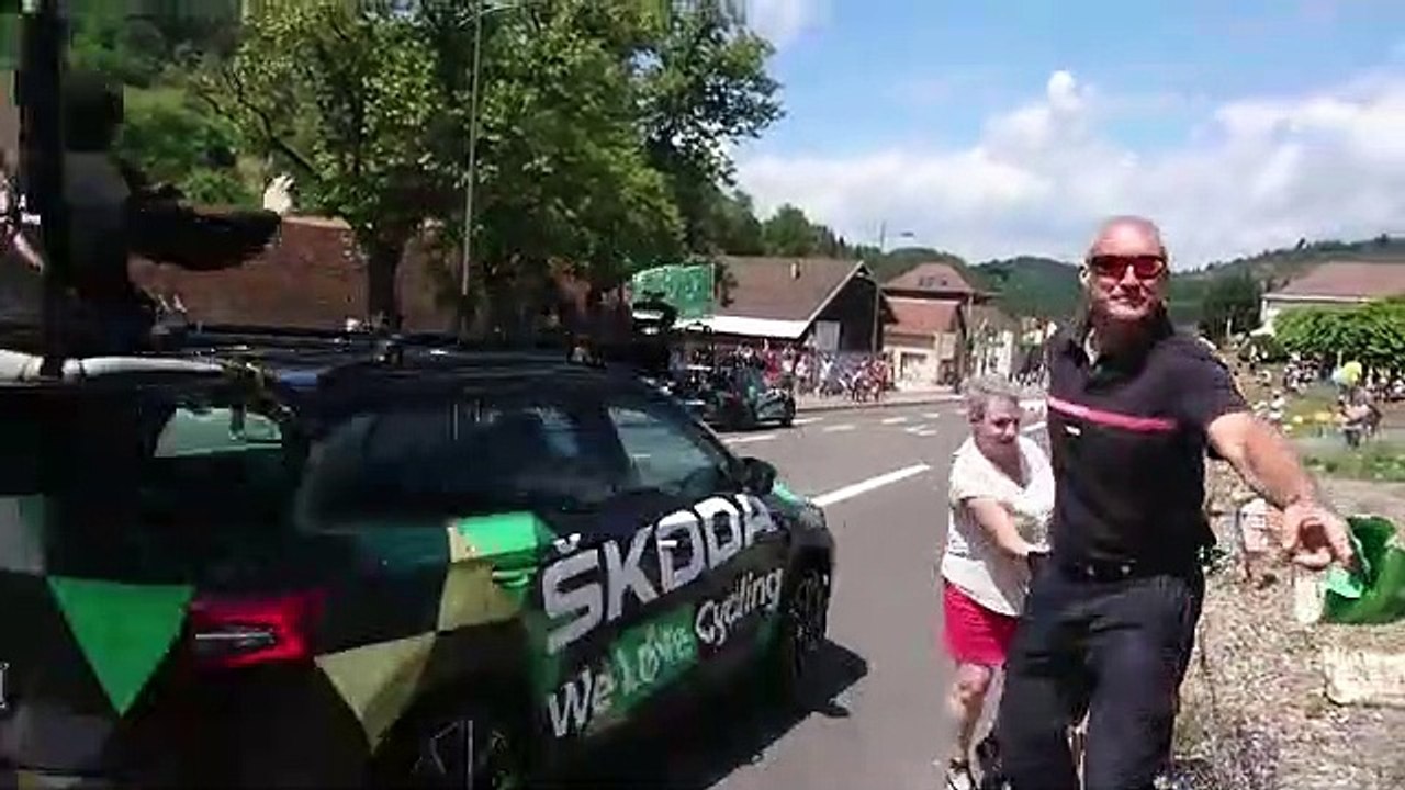 Le passage de la caravane du Tour à Salins